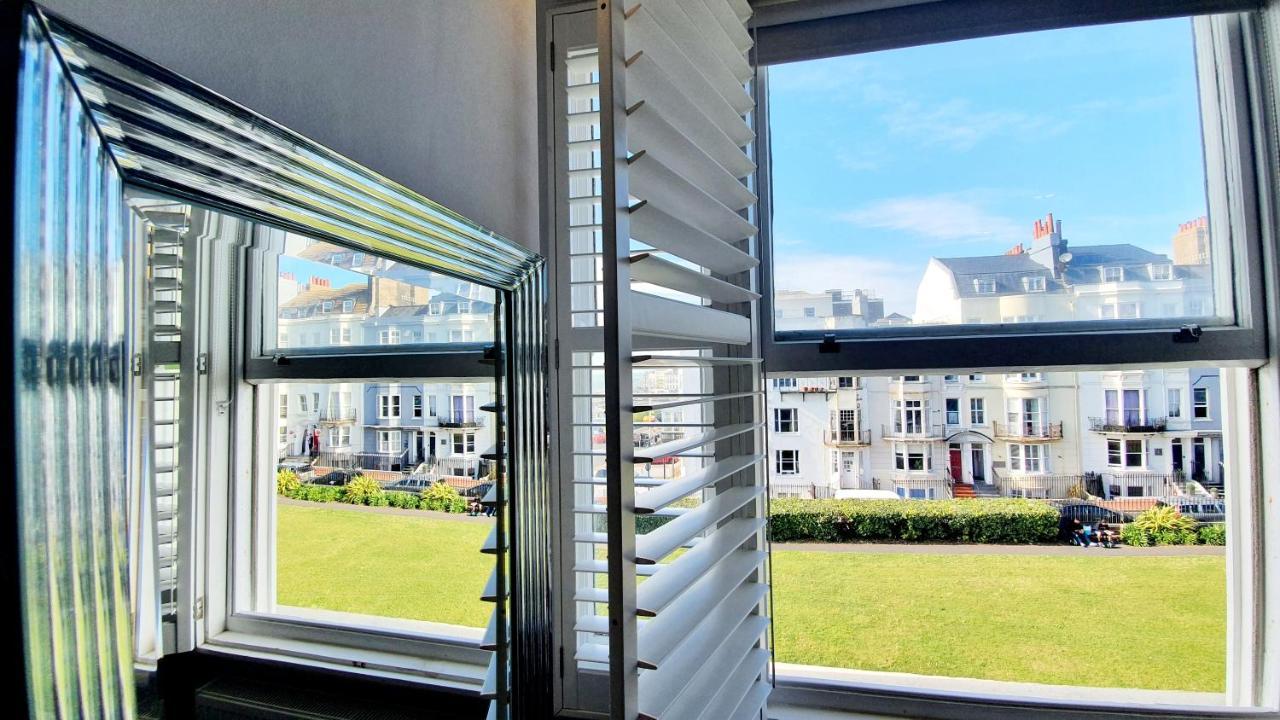 A Room With A View Μπράιτον Εξωτερικό φωτογραφία A window with louvres