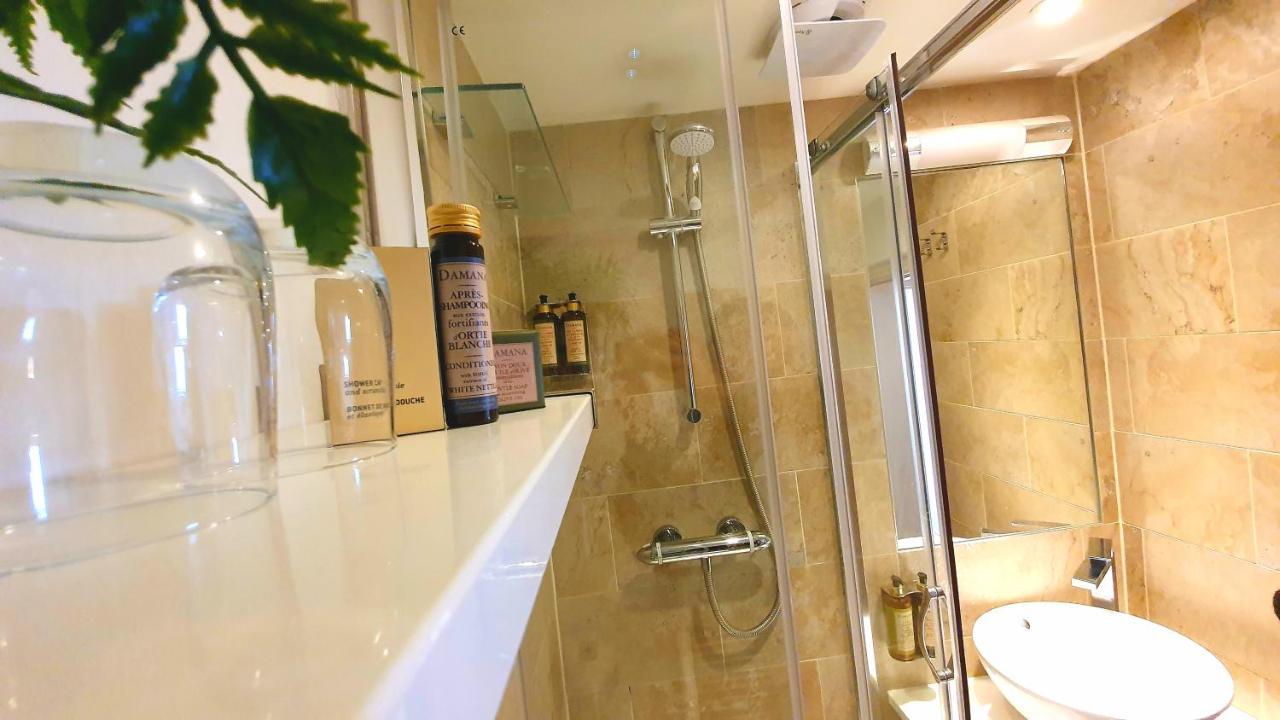 A Room With A View Μπράιτον Εξωτερικό φωτογραφία A shower with a sliding door