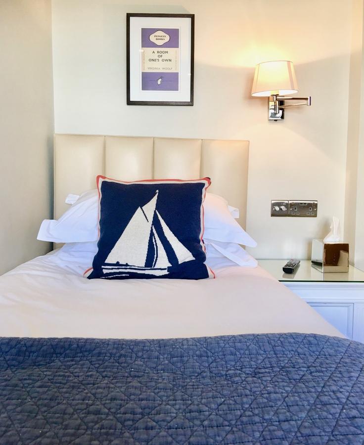 A Room With A View Μπράιτον Εξωτερικό φωτογραφία A cushion on a bed