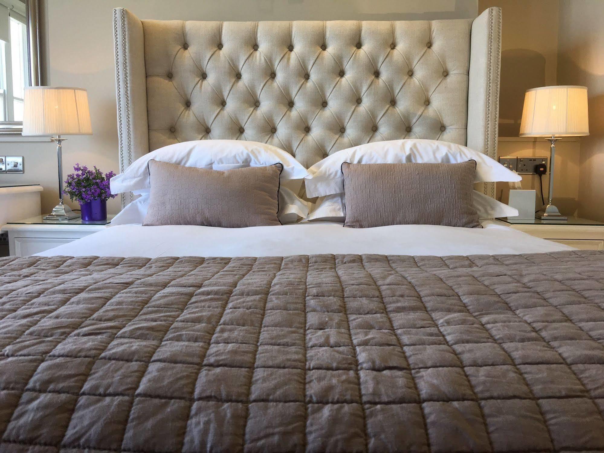 A Room With A View Μπράιτον Εξωτερικό φωτογραφία A bed with a tufted headboard